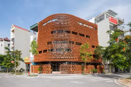 Làm tường bằng 20.000 viên ngói, nhà Việt khiến báo Mỹ ngỡ ngàng