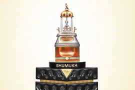 Chai nước hoa 30 tỷ đồng có những gì?