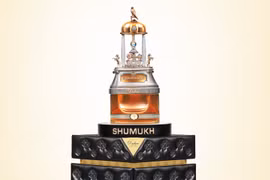 Chai nước hoa 30 tỷ đồng có những gì?