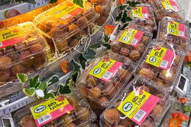 Vải thiều ở Việt Nam rẻ bèo, "đi máy bay" xuất ngoại cháy hàng