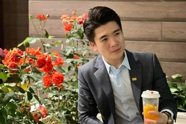 Thiếu gia Việt từng thích đi xe máy, ăn đồ vỉa hè giờ ra sao?