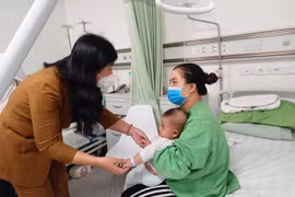 Tiêm nhầm vắc xin cho 18 trẻ sơ sinh: Thăm, động viên các bé