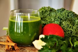 Chị em mê mẩn nước ép cải xoăn giúp 'da đẹp - dáng ngon' 