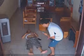 Kẻ trộm điện thoại khi chủ nhà đang ngủ