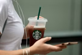 Phúc Long, Highland, Starbuck...hãng nào "thải" nhiều đồ nhựa gây hại môi trường nhất? 