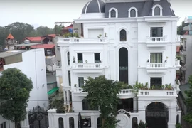 Bên trong tòa nhà màu trắng 54 tỷ nổi bần bật giữa Hà thành