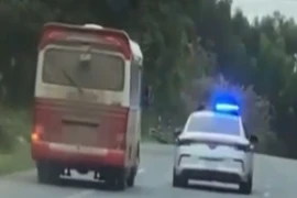 Tài xế xe khách chạy quá tốc độ, tông ô tô của cảnh sát