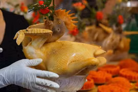 Mua lễ vật cúng Rằm tháng Giêng tại chợ 'nhà giàu' Hà Nội