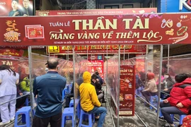 Hà Nội: Người dân xếp hàng dưới mưa rét chờ mua vàng từ 3h sáng