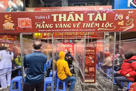 Hà Nội: Người dân xếp hàng dưới mưa rét chờ mua vàng từ 3h sáng