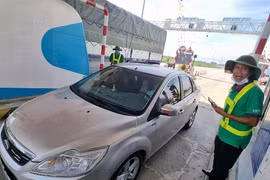 Sau 5 ngày thực hiện thu phí không dừng: Tài xế bức xúc vì quy định nộp tiền