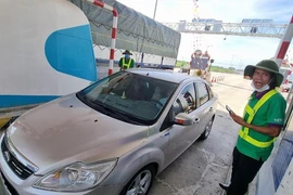 Sau 5 ngày thực hiện thu phí không dừng: Tài xế bức xúc vì quy định nộp tiền