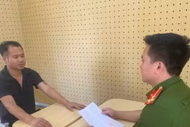 Tạm giữ hình sự 2 đối tượng "tống tiền" cảnh sát giao thông