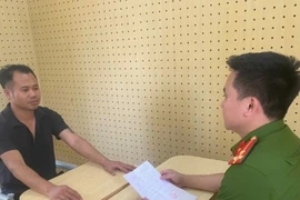 Tạm giữ hình sự 2 đối tượng "tống tiền" cảnh sát giao thông