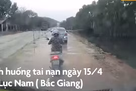 Đường trơn, người đi xe máy ngã nhào 