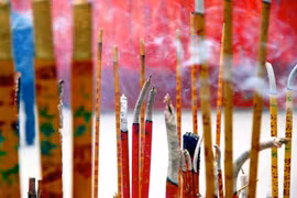 Cẩn thận chọn hương cho dịp Tết kẻo mang họa cho gia đình