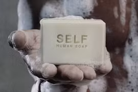 Khủng hoảng ở Anh: Đến cả xà phòng, sữa tắm cũng ế ẩm 