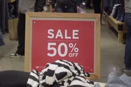 Bóc mẽ chiêu móc túi khách của nhân viên bán quần áo