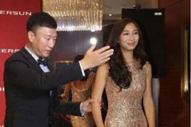 Những "nam thần tí hon" cưới vợ chân dài 