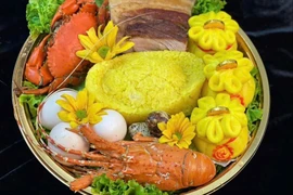 Mâm cúng Thần Tài tiền triệu ngập tôm hùm, cua biển