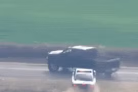 Clip: Lái xe bán tải lao vào vòng vây cảnh sát 