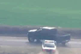 Clip: Lái xe bán tải lao vào vòng vây cảnh sát 