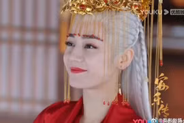 Tranh cãi 2023: Bạch Lộc bị chê 'phèn', Địch Lệ Nhiệt Ba bị stylist hại 