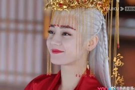 Tranh cãi 2023: Bạch Lộc bị chê 'phèn', Địch Lệ Nhiệt Ba bị stylist hại 