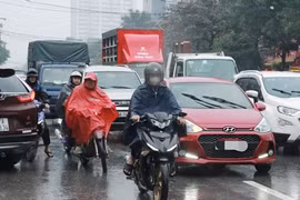 Ô tô ở TP Vinh tăng nhanh, phải “xé” vỉa hè mở rộng đường