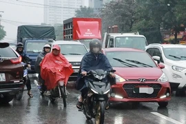 Ô tô ở TP Vinh tăng nhanh, phải “xé” vỉa hè mở rộng đường