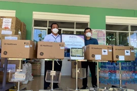 Ông Johnathn Hạnh Nguyễn trao tặng 2 bệnh viện Đà Nẵng 10 máy theo dõi bệnh nhân