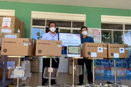 Ông Johnathn Hạnh Nguyễn trao tặng 2 bệnh viện Đà Nẵng 10 máy theo dõi bệnh nhân