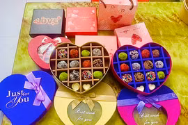 Người trẻ ồ ạt mua socola, cửa hàng “hốt bạc” mùa Valentine 2025