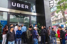 Tài xế Uber, Grab lo vỡ nợ dù "cày" cật lực 