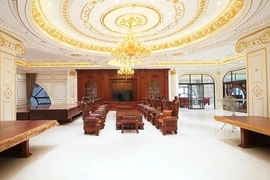 Cận cảnh dinh thự 2.800m2 “dát vàng” sáng bóng ở Phú Thọ