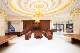 Cận cảnh dinh thự 2.800m2 “dát vàng” sáng bóng ở Phú Thọ