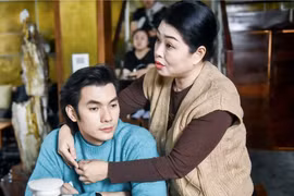 Thanh Tú mượn áo mẹ lái xe đến quay phim Đừng làm mẹ cáu 