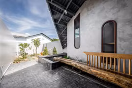 Thiết kế 3 giếng trời, ngôi nhà thoáng mát chẳng kém resort