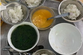 Lớp mầm non ở Hà Nội cho trẻ ăn mì tôm, cháo loãng