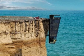 Thót tim những ngôi nhà cheo leo trên vách núi