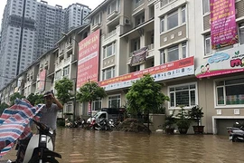 Cư dân biệt thự triệu đô lại "chèo thuyền" sau mưa