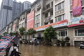 Cư dân biệt thự triệu đô lại "chèo thuyền" sau mưa