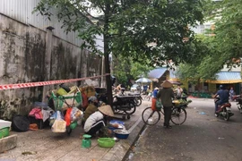 Chợ cóc họp ngay trên vỉa hè ở Hà Nội bất chấp Chỉ thị 16