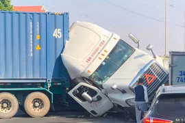 Xe đầu kéo mất lái lật nghiêng, quốc lộ 5 ùn ứ khoảng 2 giờ