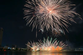 Mãn nhãn với đại tiệc pháo hoa bên sông Hàn