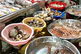 Đi chợ hải sản tự chọn giá rẻ “giật mình” ở Lý Sơn 