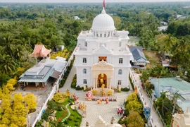 Ngỡ ngàng dinh thự dát vàng đại gia “xây cho giúp việc ở“