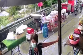 Người đàn ông bán hàng rong bị cả chảo dầu sôi đổ ập lên người 