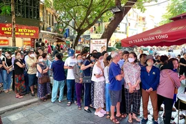 Xếp hàng dài cả ngày chờ tiệm vàng mở cửa bất thình lình