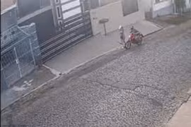 Video: Sàm sỡ cô gái, nam thanh niên nhận cái kết không thể đau hơn